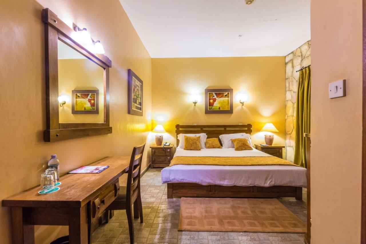 Mountains Of The Moon Hotel Fort Portal Buitenkant foto
